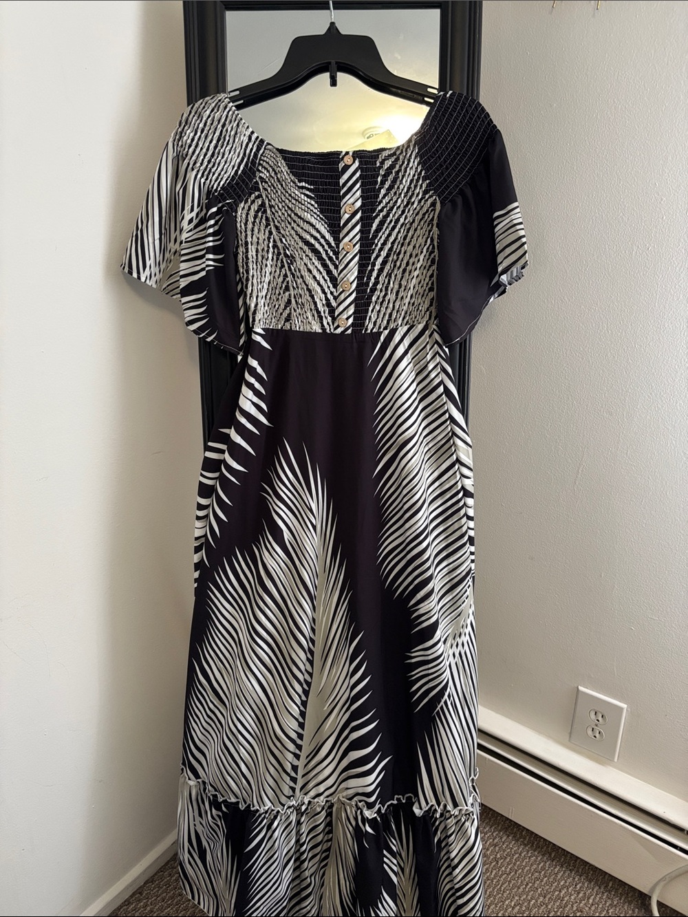 Coco + Carmen Black/White/Light Sage Leaf-Print Short Sleeve Glowy Maxi Dress